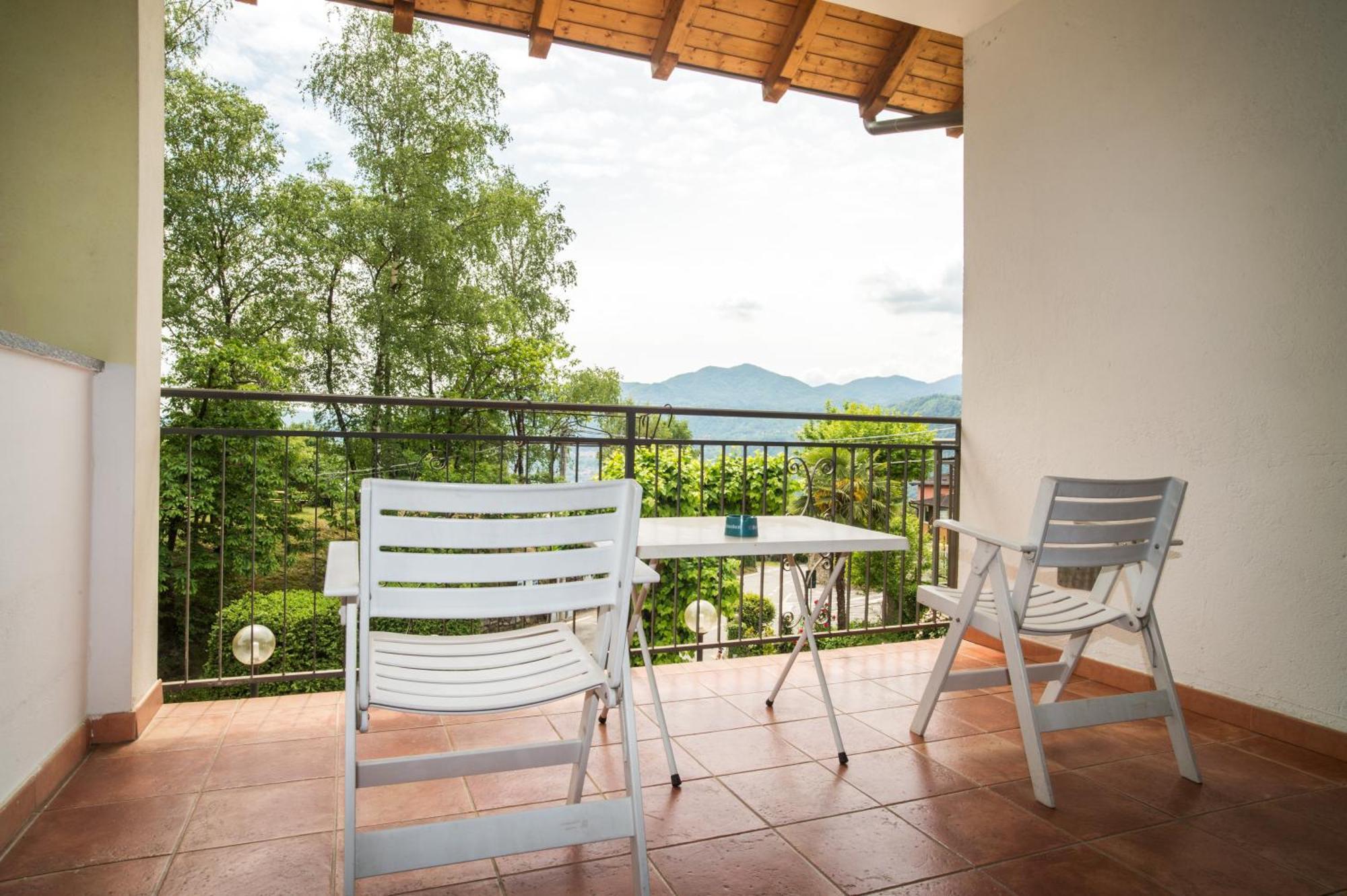 Madonna Della Neve Hotel Pettenasco Exterior photo