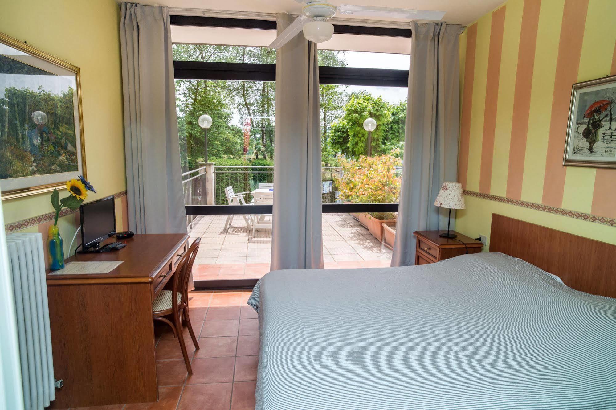 Madonna Della Neve Hotel Pettenasco Exterior photo